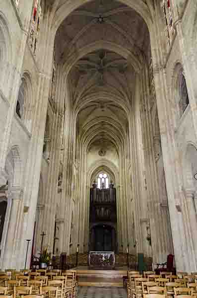 Francia - Senlis 19 - catedral de Notre Dame de Senlis - interior.jpg